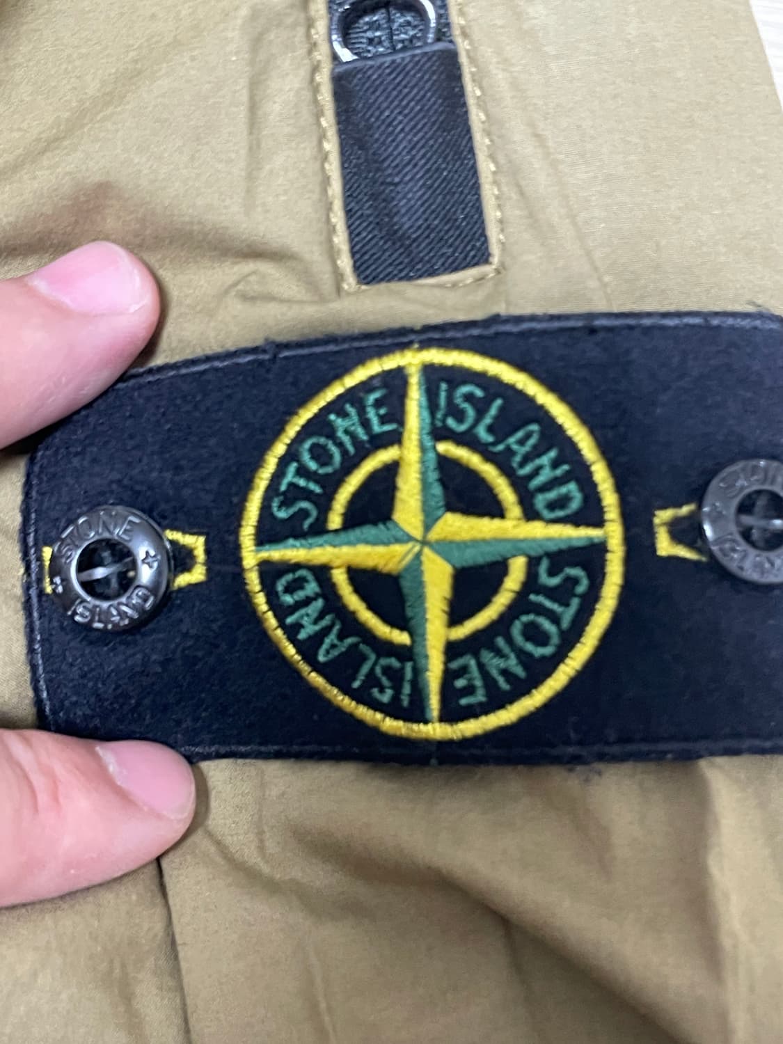 [ 30 ] 23ss 스톤아일랜드 와펜패치 트랙팬츠 밴딩 다크 베이지 상품이미지4