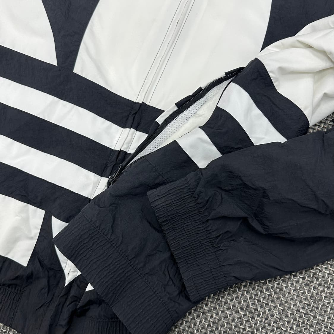 아디다스 신형 빅트레포일 바람막이 XL 상품이미지6