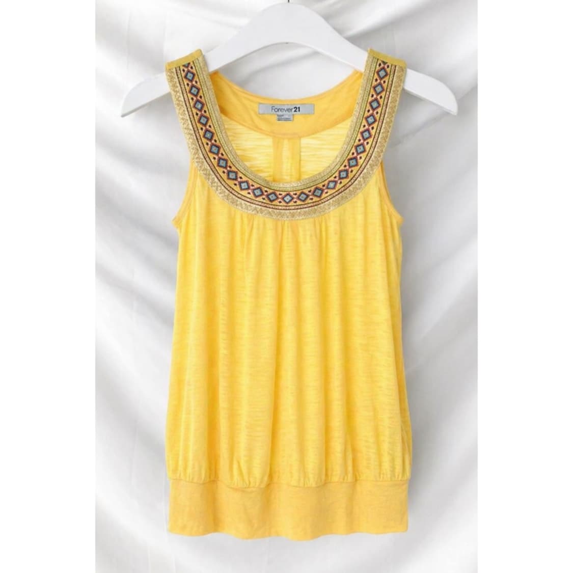 넥라인 포인트 노랑 티 상품이미지2