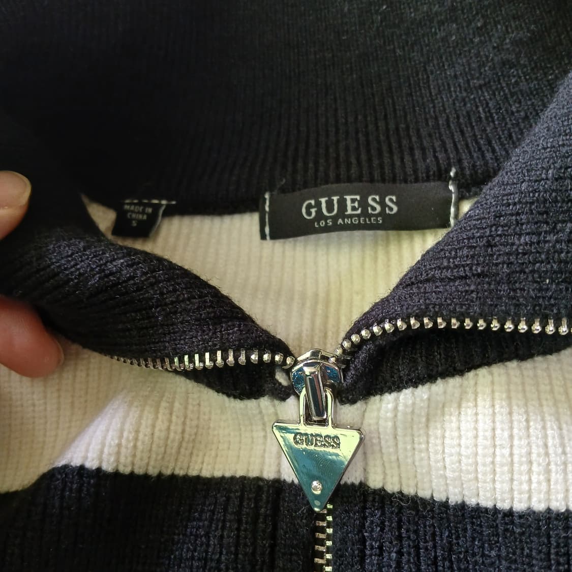 guess 게스 여성 크롭 숏 니트 반집업 아노락 줄무늬 상품이미지2