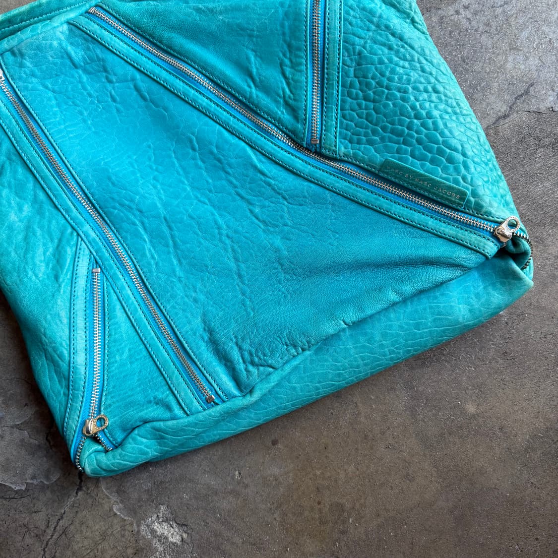 마크제이콥스 지퍼 디테일 빅 숄더백 상품이미지3