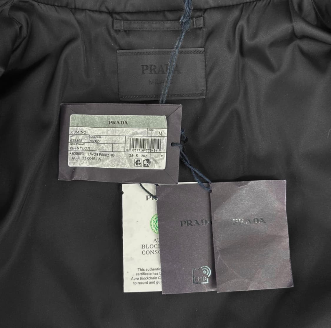 [M] 프라다 남성 리나일론 로고 퀄팅 하이넥 개버딘 숏 패딩 자켓 블랙 상품이미지9