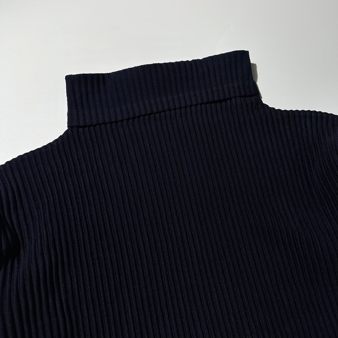 이세이 미야케 옴므플리세 플리츠 하이넥 롱슬리브 탑 네이비 상품이미지3