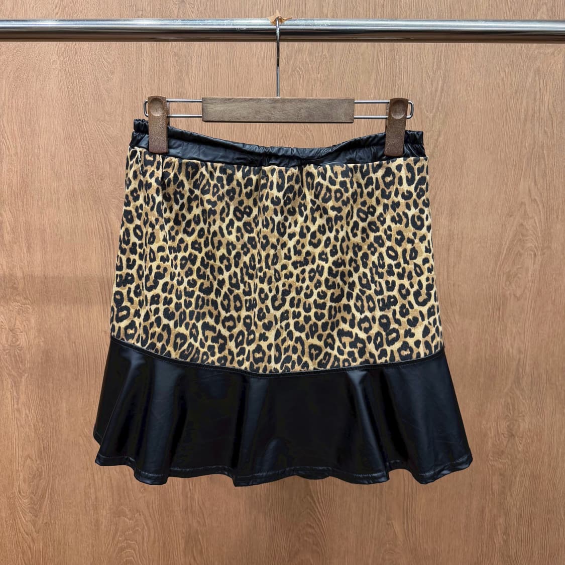 메터리얼 블루 비즈 미니 스커트 레오파드 패턴 레더 배색 디테일 블랙 상품이미지2