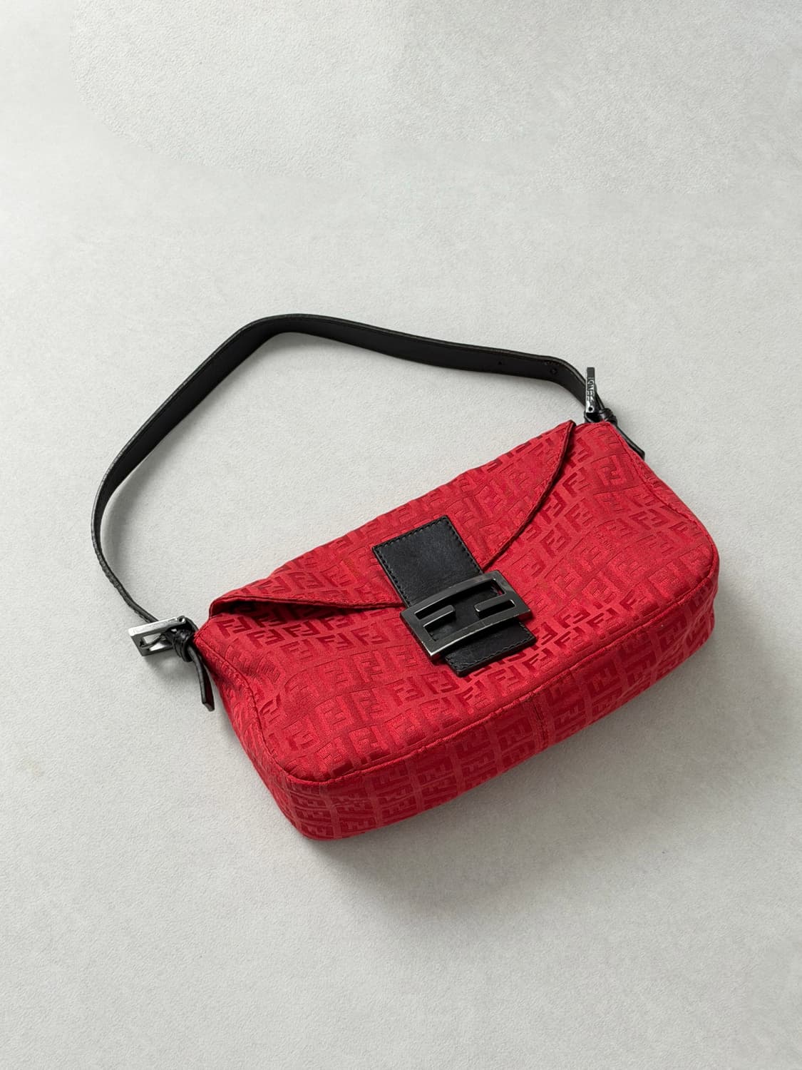 펜디 주카 FF 바게트 숄더백 상품이미지1