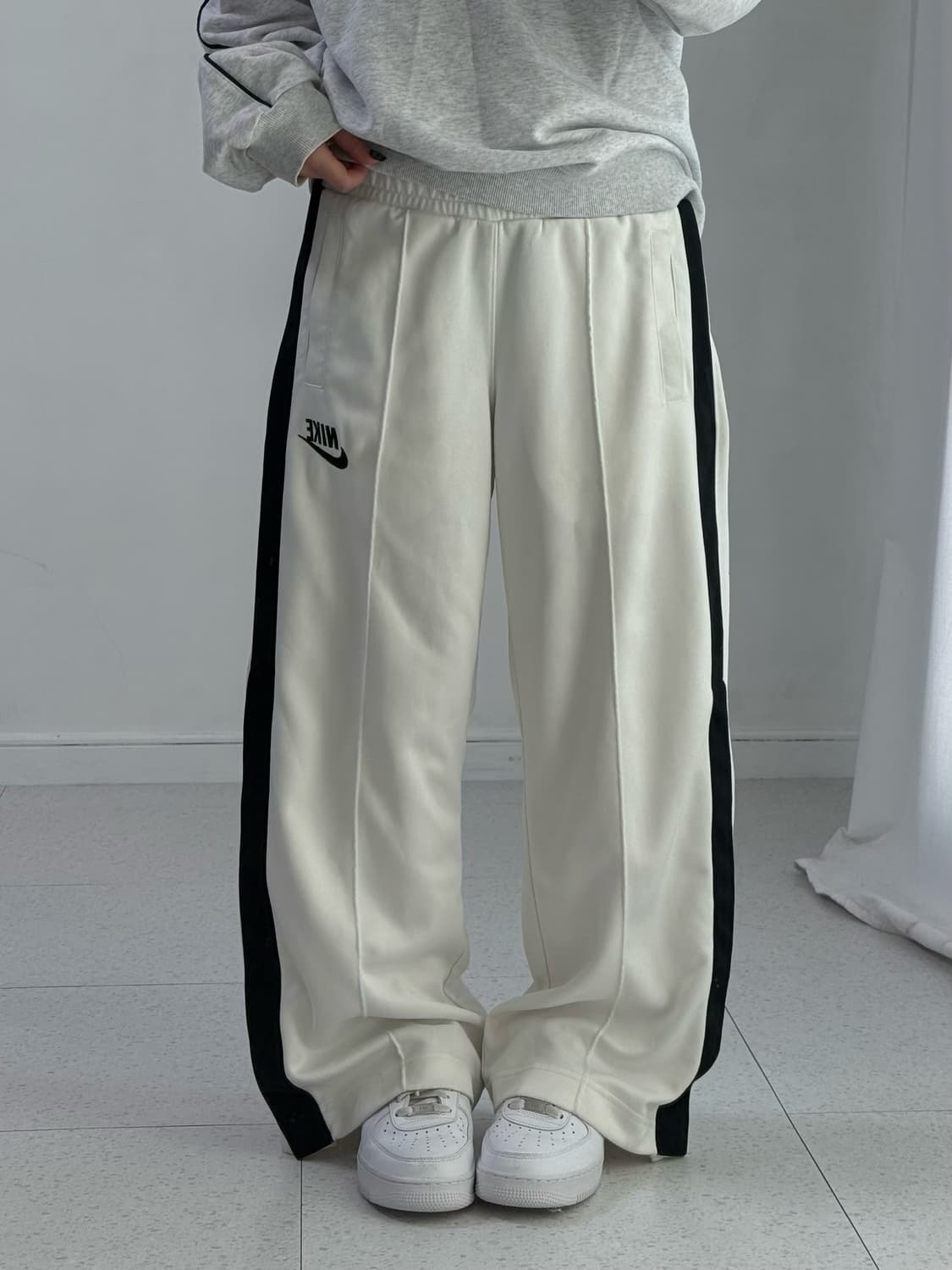 나이키 화이트 트레이닝 팬츠 상품이미지1