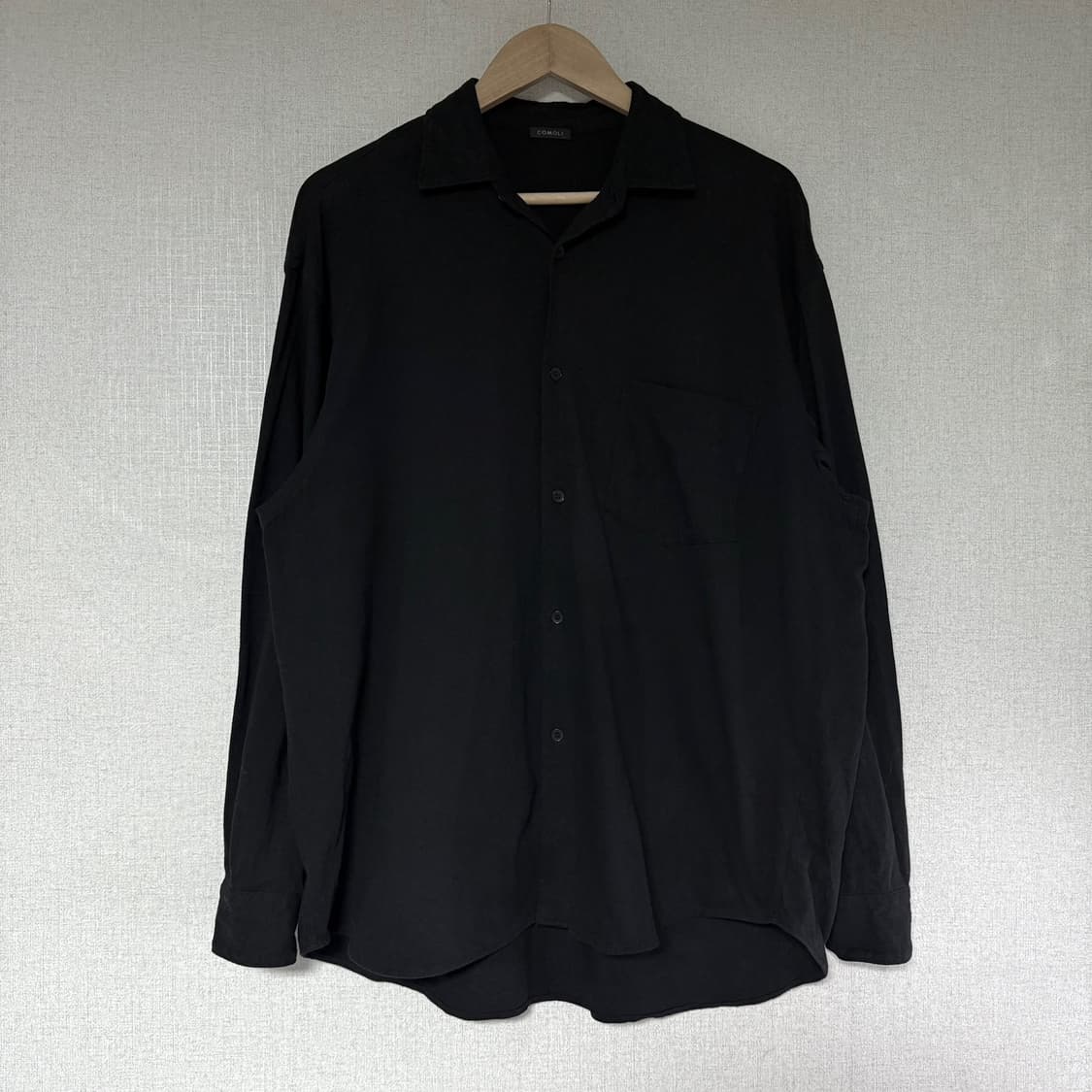 [2]코모리 25SS 블랙 코튼 저지 셔츠 상품이미지6