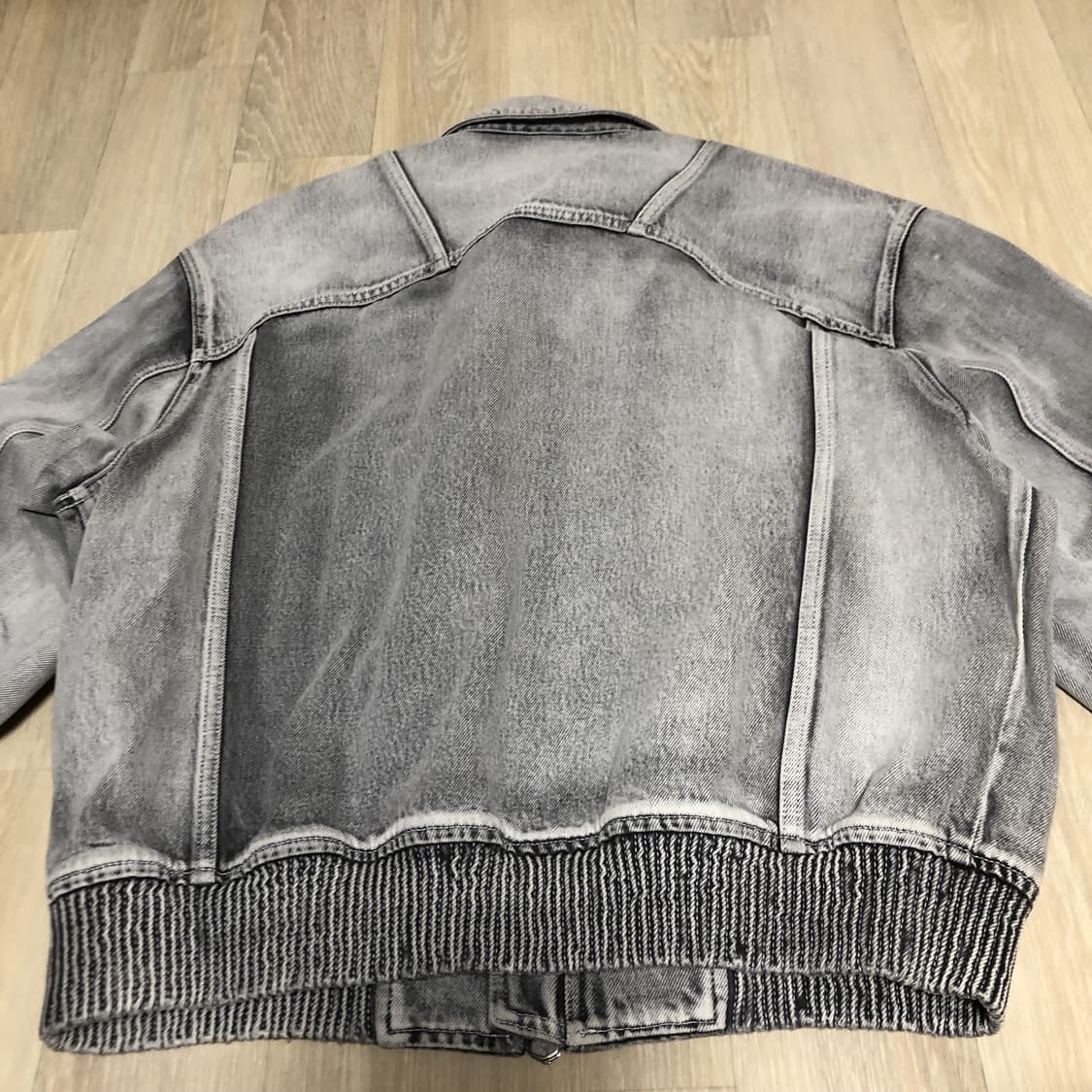 (48) 새상품 솔리드 옴므 23 SS 라이트 그레이 페이디드 데님 봄버 상품이미지10