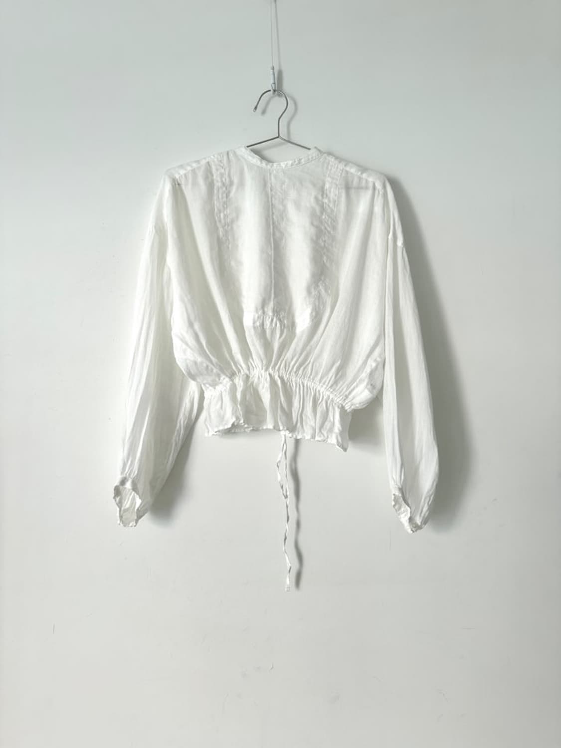Victoria back slit blouse / white 상품이미지1