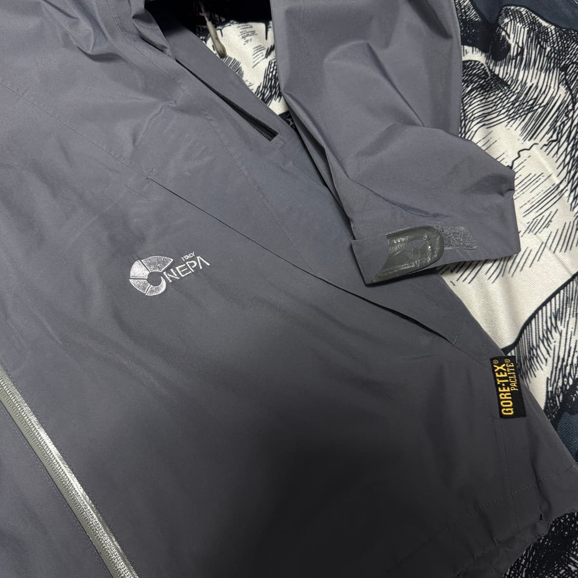 네파 고어텍스 바람막이 105사이즈 상품이미지4