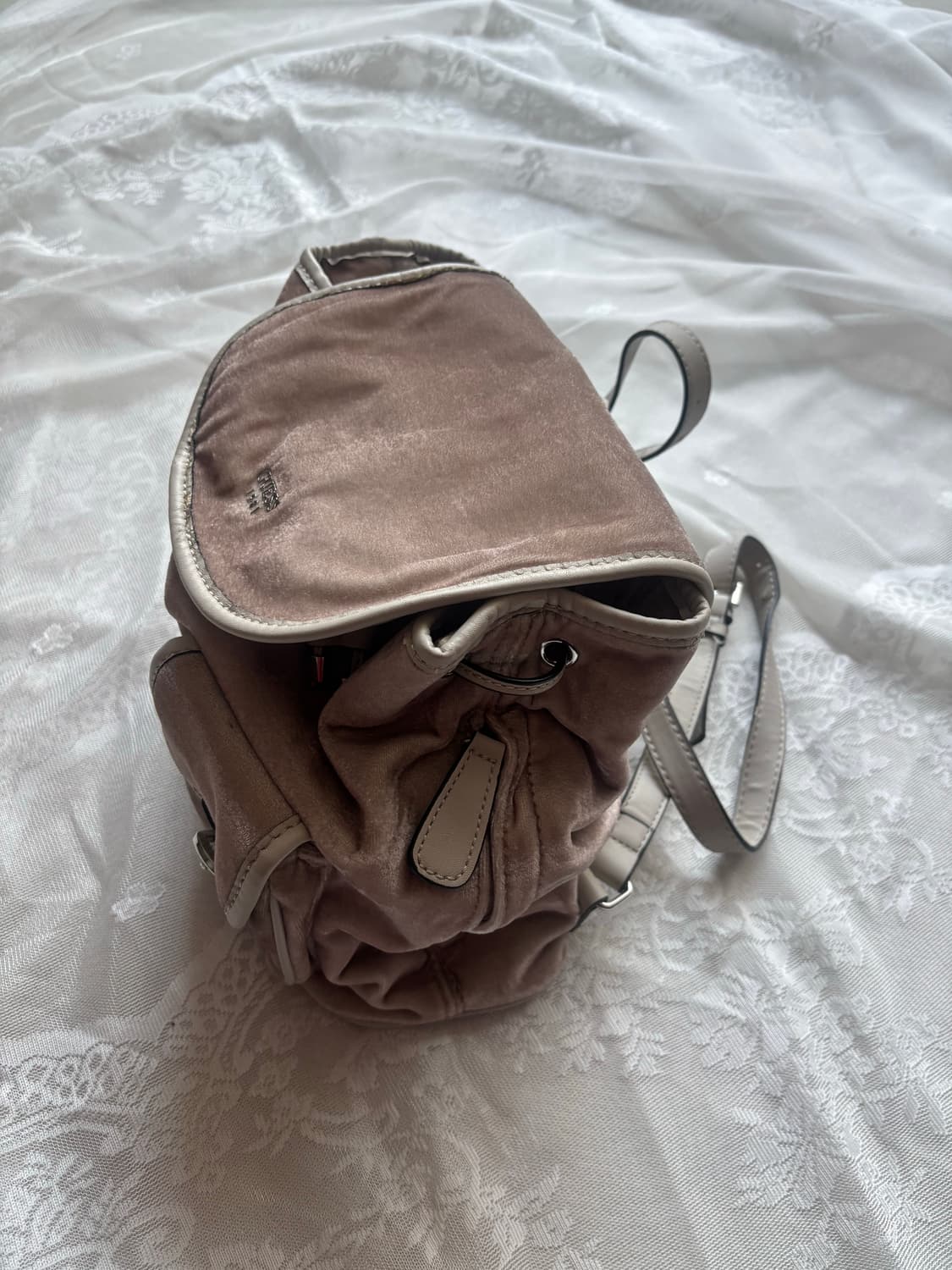 게스 베이지 벨벳 백팩 상품이미지3