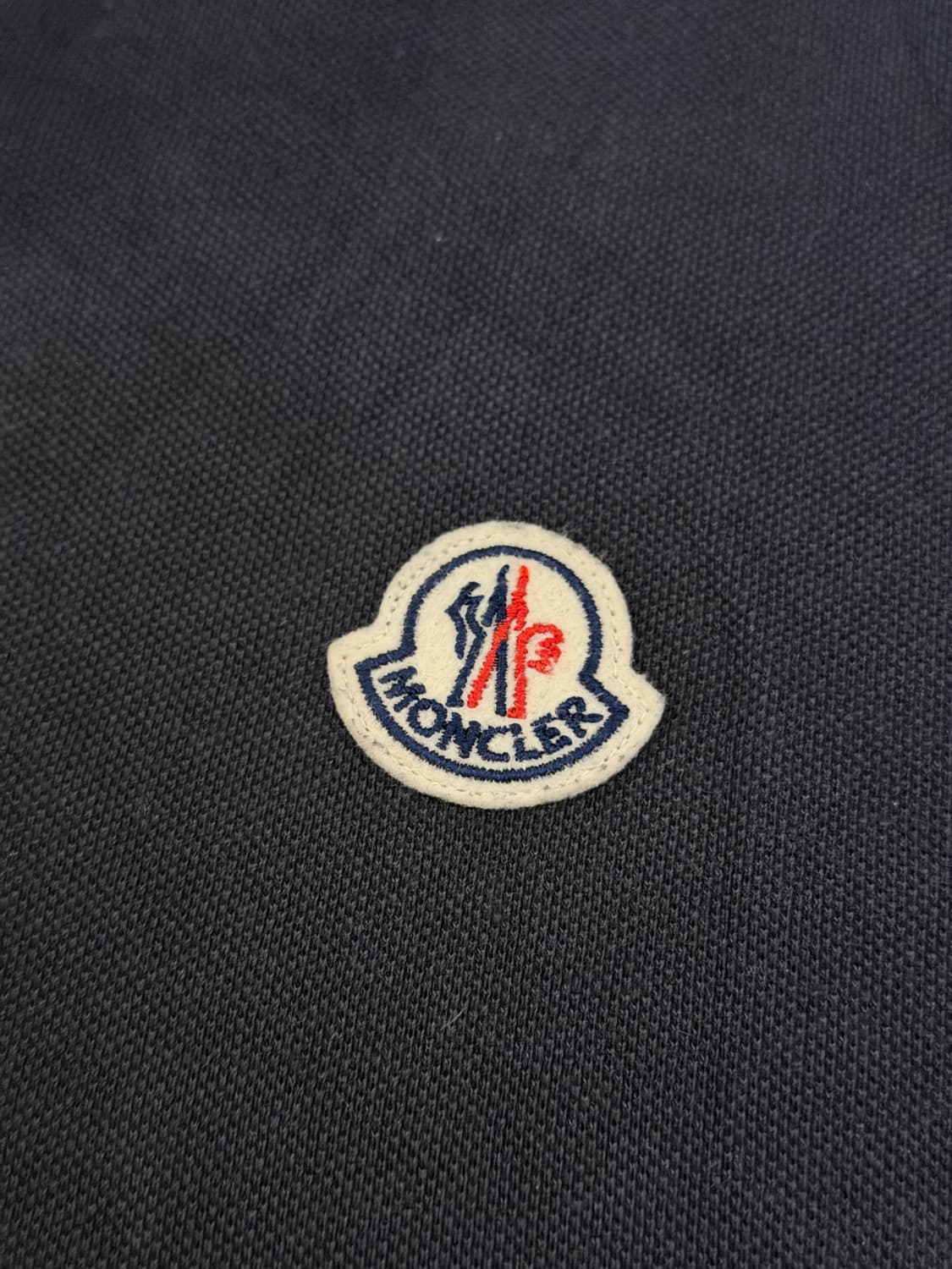 몽클레어 사이드라인 로고 패치 카라 반팔티 블랙 상품이미지3