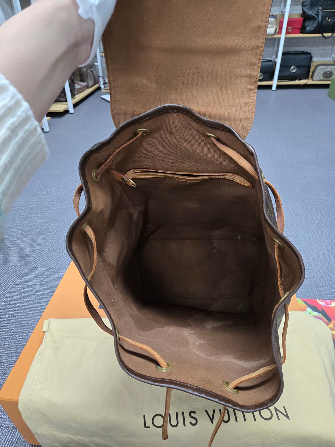 [특가][정품] 루리비통 몽수리 백팩 상품이미지6