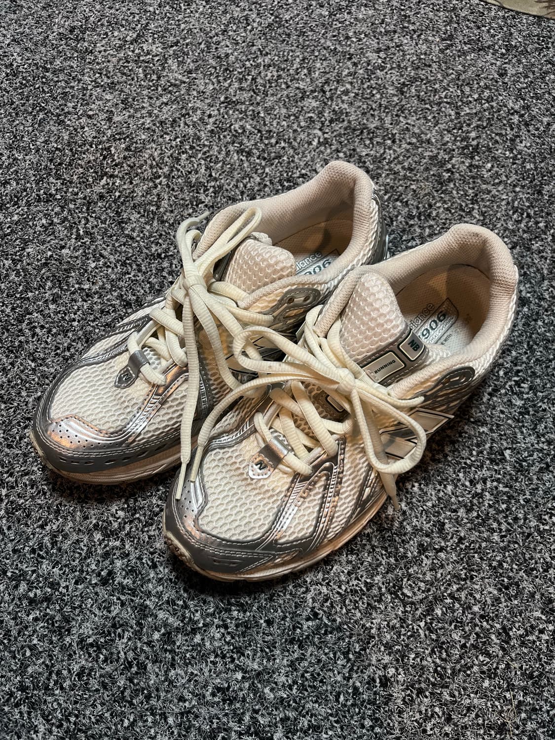 뉴발란스 1906R 화이트 메탈 실버 런닝화 260 상품이미지1