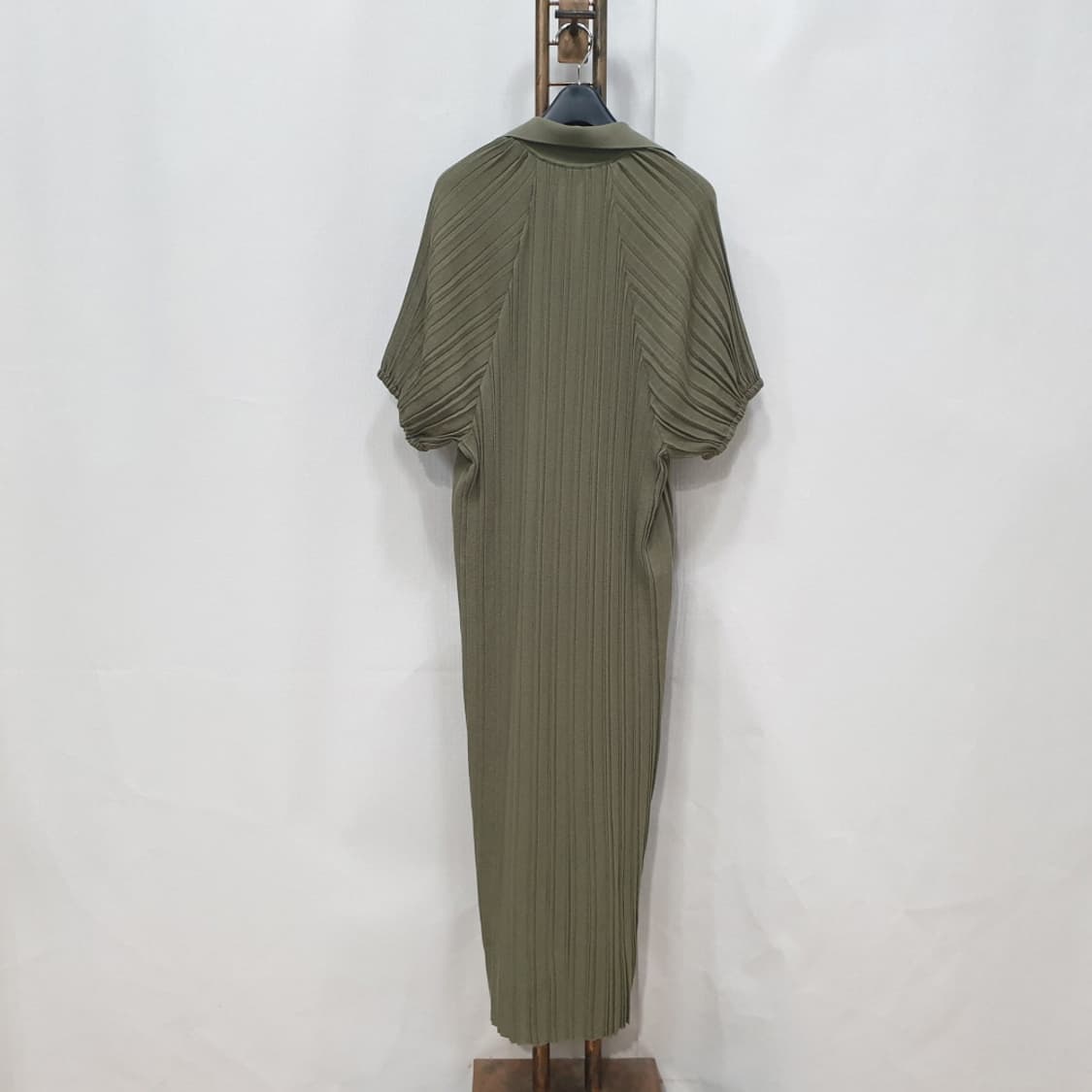 S)아떼바네사브루노 단색 반팔니트 원피스 상품이미지4