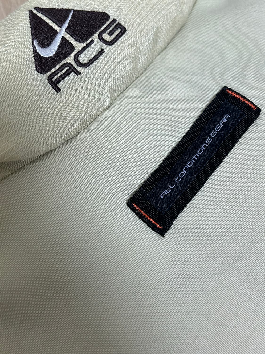 (드라이클리닝 완)나이키 ACG 베이지 구스다운 립스탑 나일론 베스트 상품이미지5