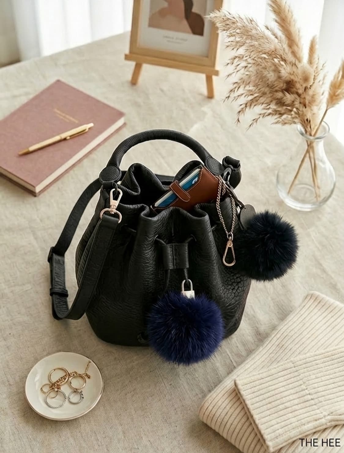 [더히 / THEHEE] 천연 가죽 버킷백 (폼폼이 포함) 상품이미지1