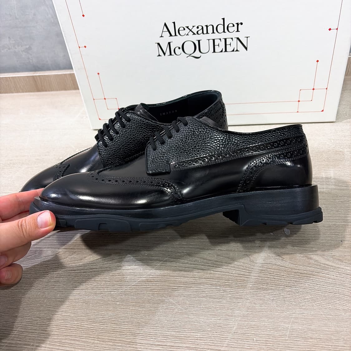 (정품/새상품) 알렉산더 맥퀸 남성 블랙 텍스처 더비 상품이미지3