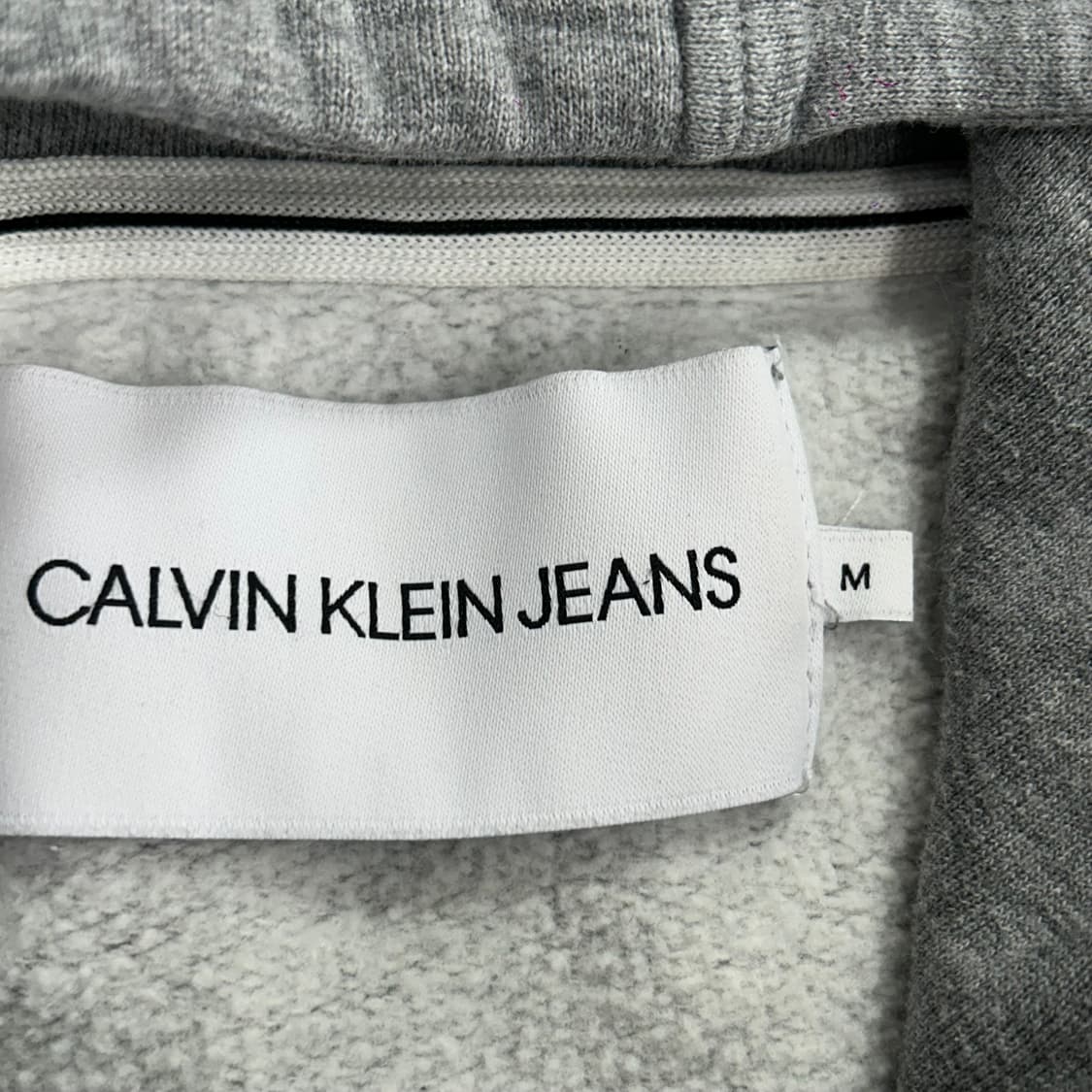 Calvin Klein 켈빈클라인 스펠아웃 로고 그레이 후드티 상품이미지5