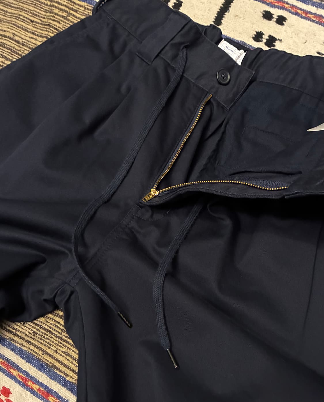 (2/30~34)어나더오피스 코튼 투턱 스트링 치노팬츠 다크네이비 상품이미지4