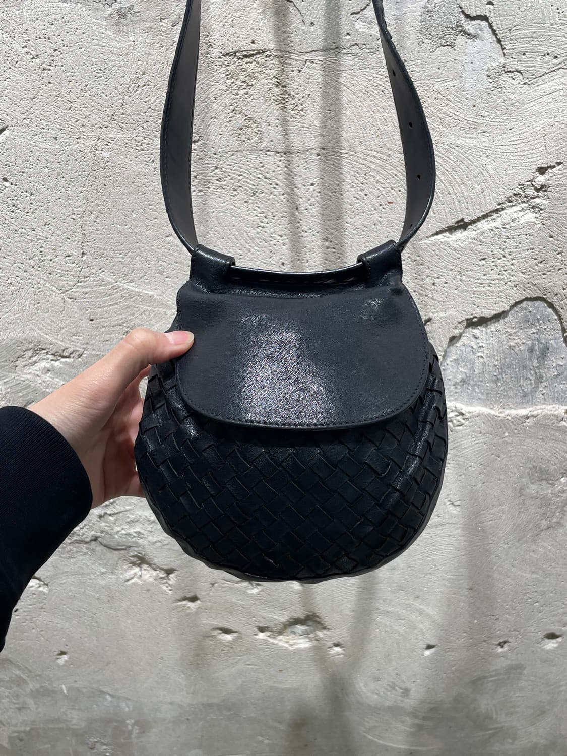 보테가 베네타 블랙 인트레치아토 레더 벨트백 상품이미지2