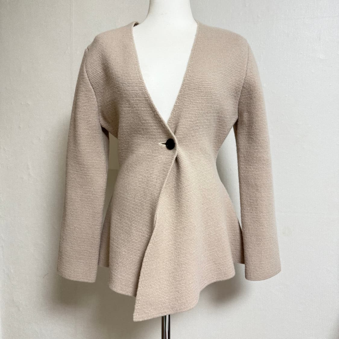 사선 언발란스 랩 슬림라인 니트자켓 상품이미지1