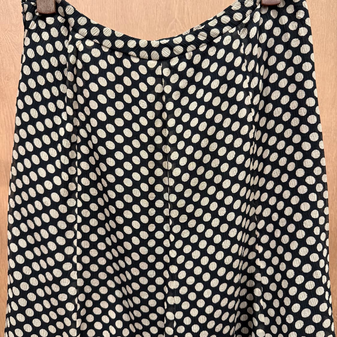 지방시 실크 클래식 플레어 라인 스커트 도트 패턴 디테일 블랙 상품이미지4