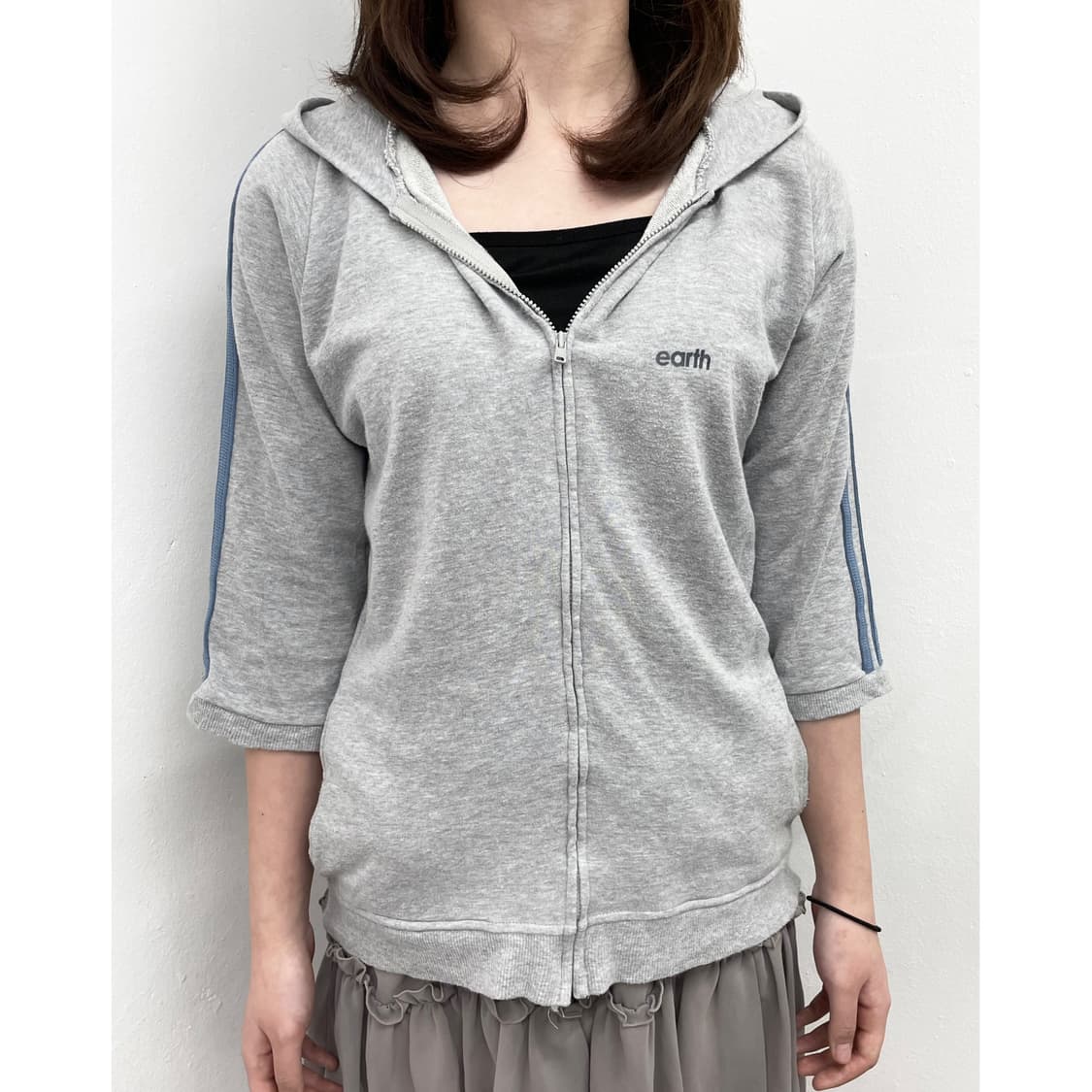 얼스뮤직앤이콜로지 그레이 로고 후드집업 상품이미지1