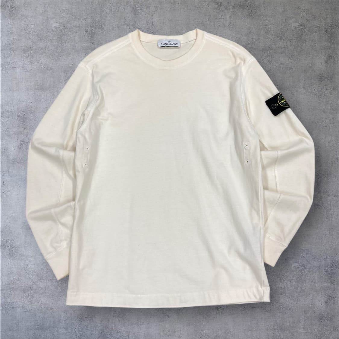 스톤 아일랜드 아이보리 컬러 와펜 롱 슬리브 상품이미지1