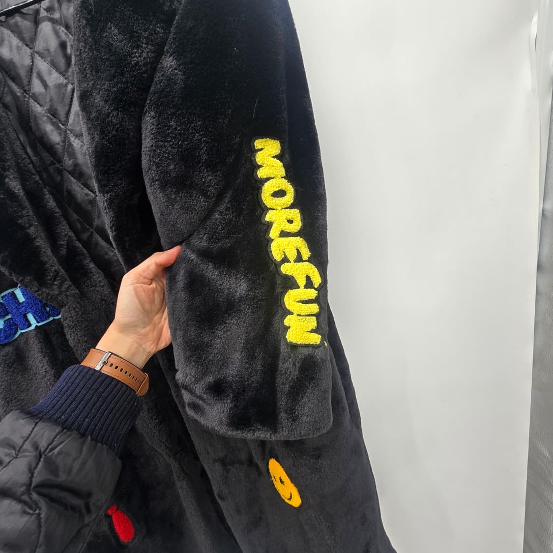 블랙 퍼 코트 패치 장식 상품이미지4