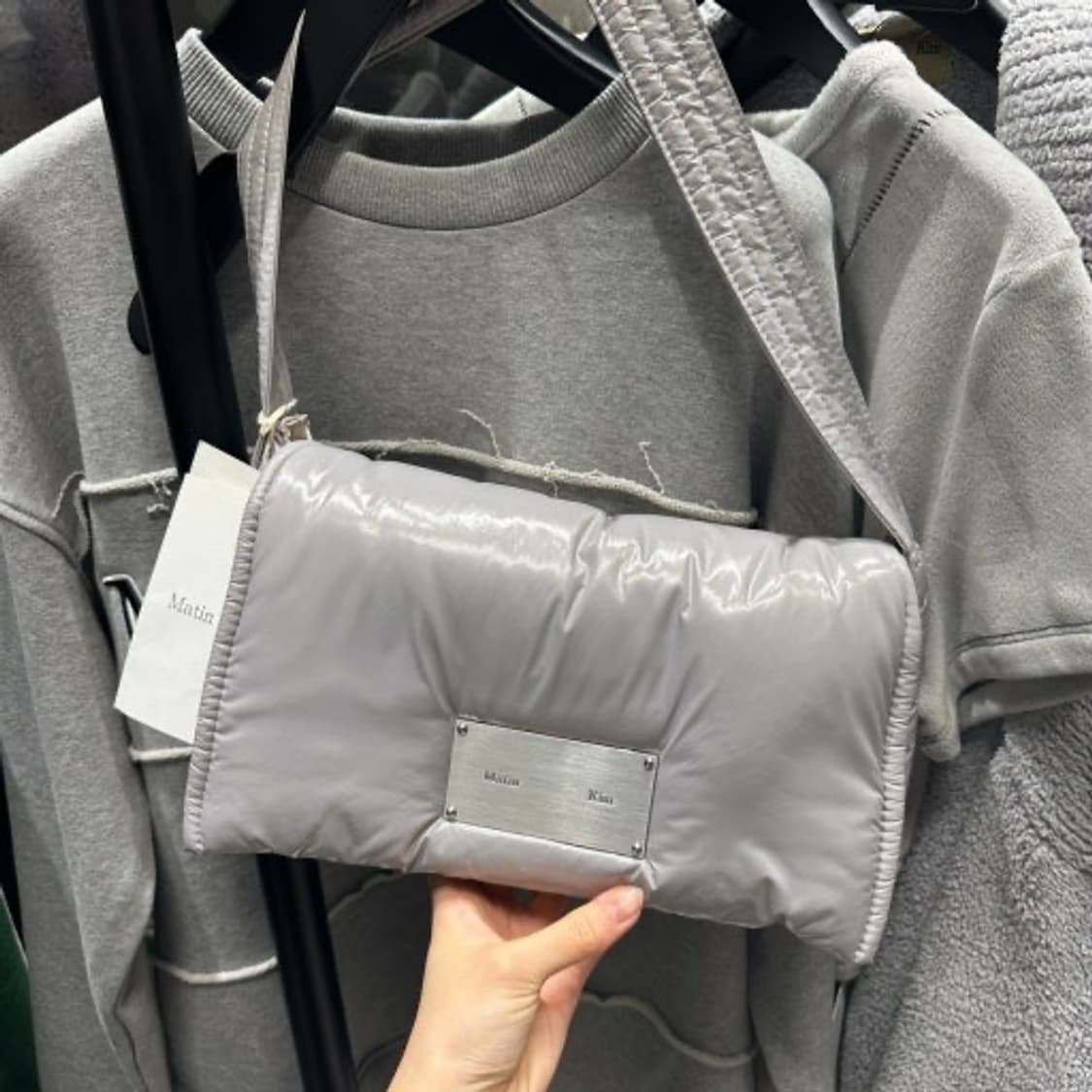 마뗑킴 패딩 숄더백 실버 그레이 상품이미지1