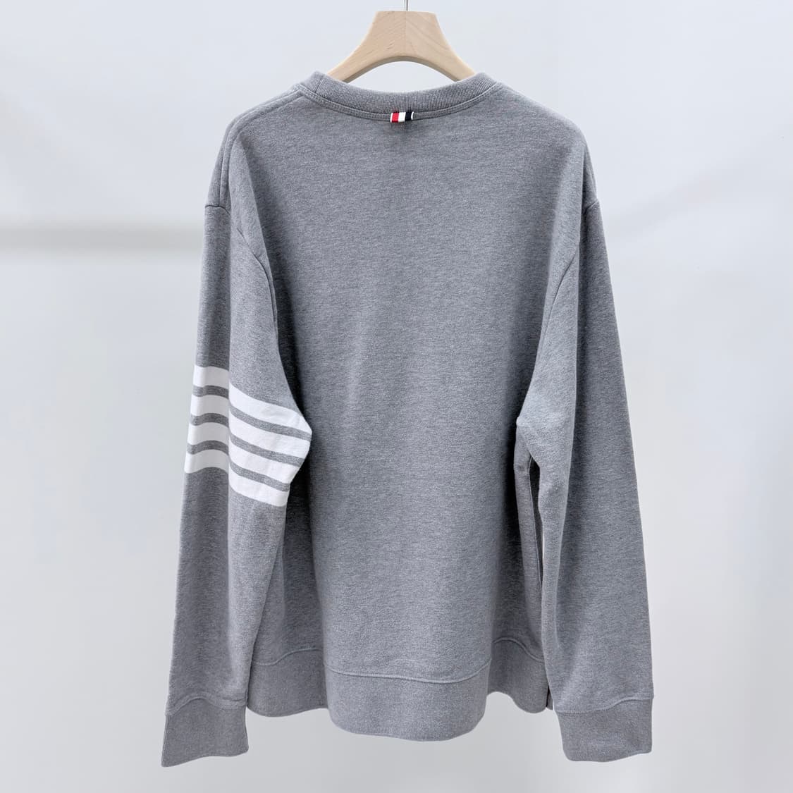 [S+급/7] 톰브라운 사선완장 맨투맨 그레이 상품이미지5