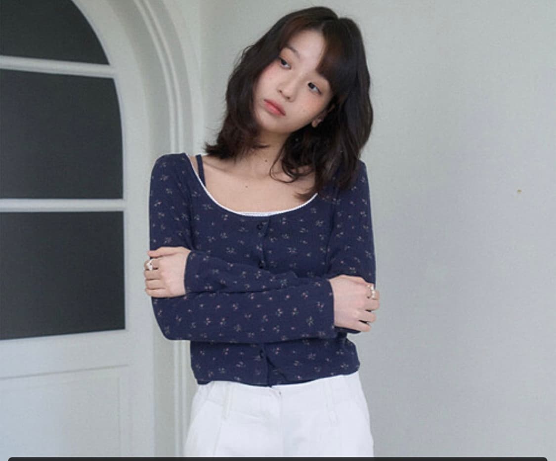 (소올착용) 어윗 AWIT 로지 펀칭 슬리브리스 나시가디건 세트 네이비 상품이미지5