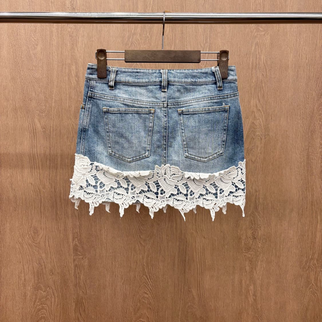 돌체앤가바나 데님 미니 스커트 밑단 화이트 레이스 트리밍 디테일 연청 상품이미지3
