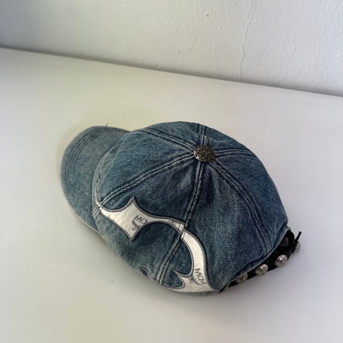 OS 떠그클럽 X MCM 레더포인트 트라이벌 데님볼캡 상품이미지2