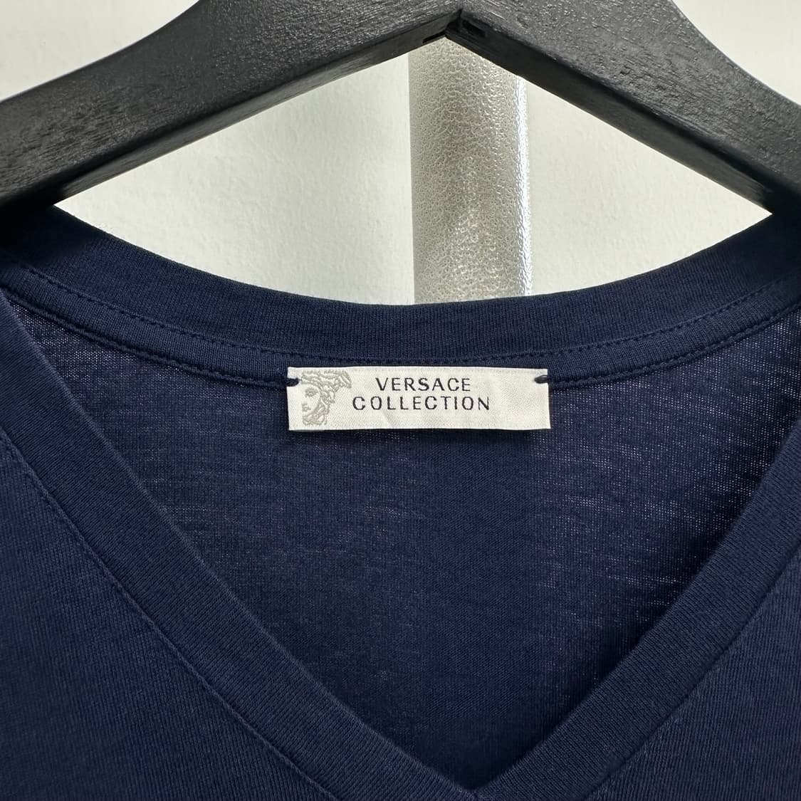 베르사체 로고 브이넥 티셔츠 상품이미지4
