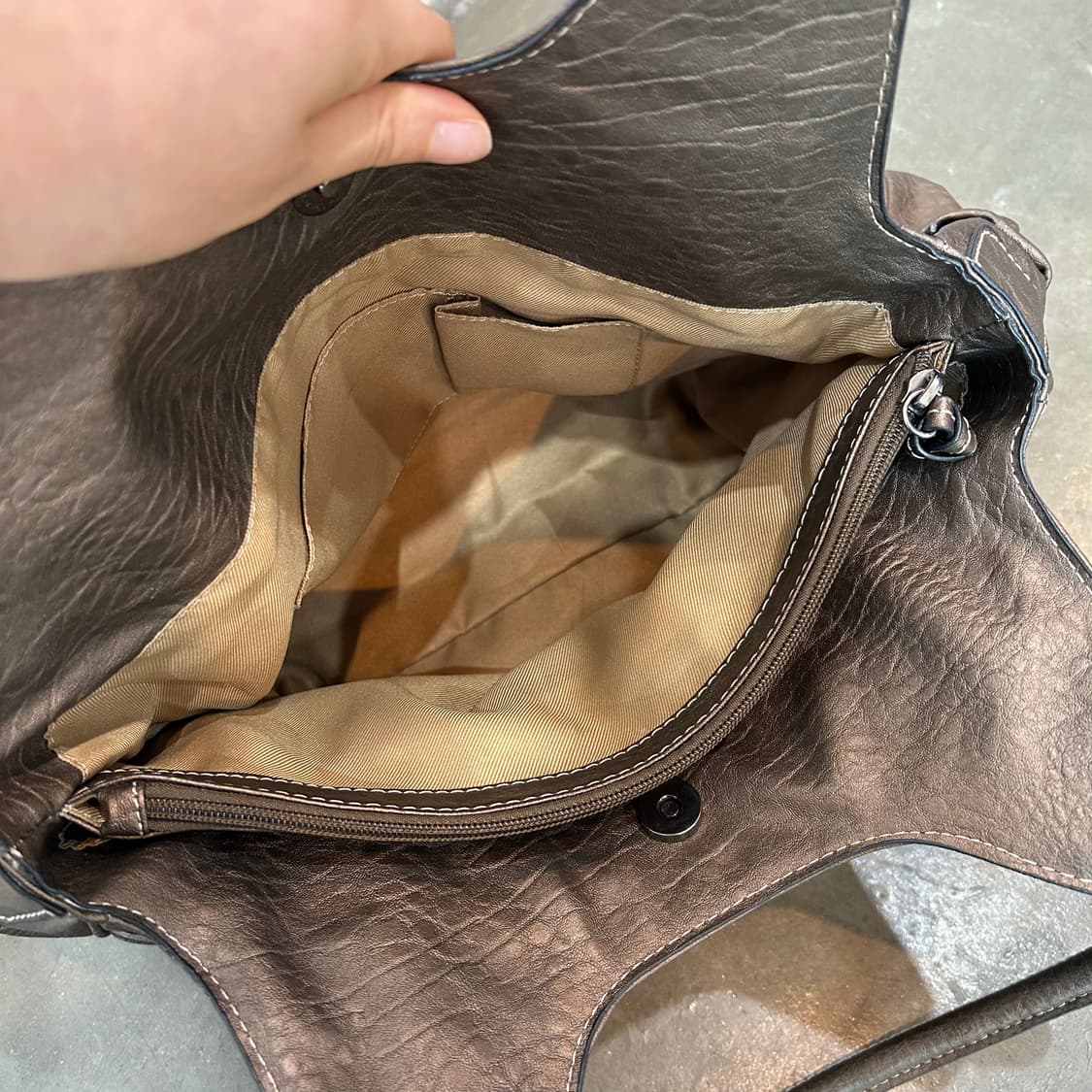 글로시 브라운 레더 숄더백 상품이미지5