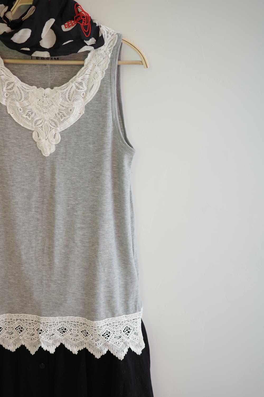 LEPSIM 
• 그레이 자수 슬리브리스 상품이미지3