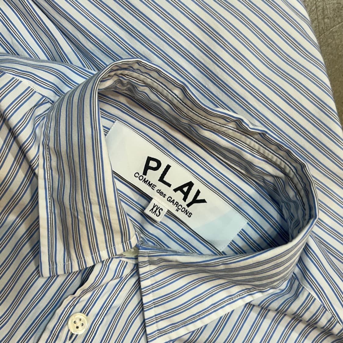 XXS 꼼데가르송 블랙 하트 와펜 스카이블루 스트라이프 셔츠 상품이미지3