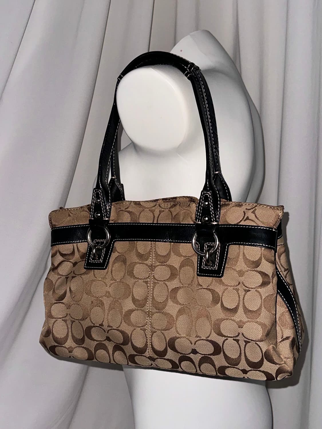 코치 시그니처 패턴 브라운 베이지 숄더백 상품이미지2