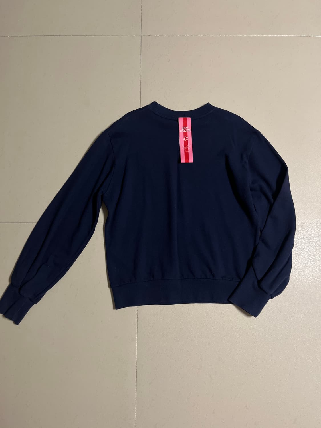 럭키슈에뜨 자수포인트 네이비 맨투맨 상품이미지3