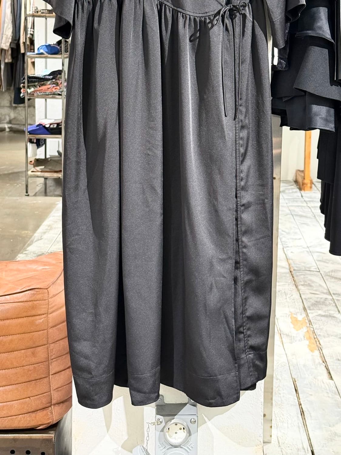 가니 블랙 프릴 카라 랩 롱 원피스 상품이미지3