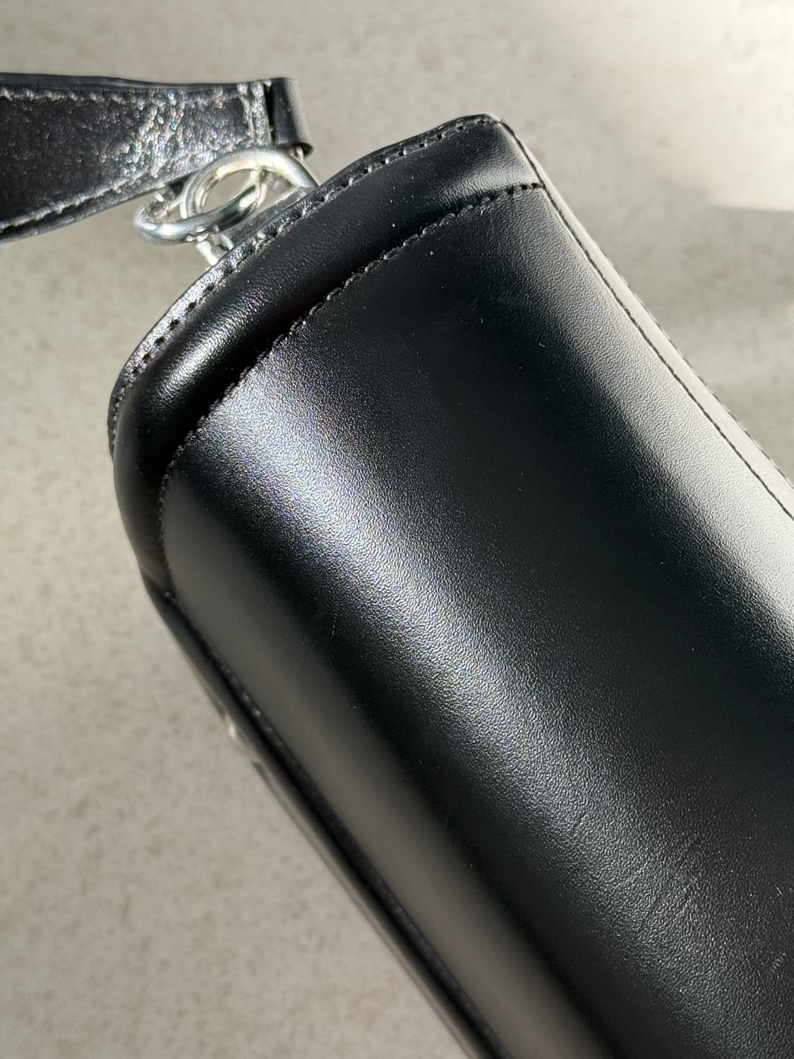 르메르 란셀 미니 샤첼 글로시 레더 백 상품이미지8