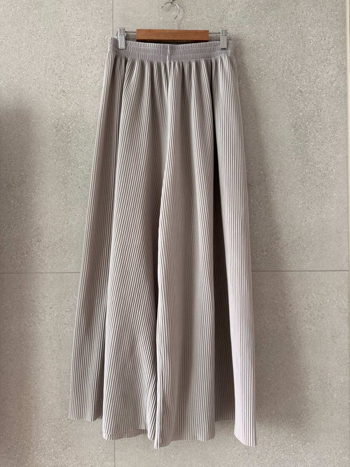 플리츠 주름 얇은 긴바지 그레이 홈웨어 상품이미지1