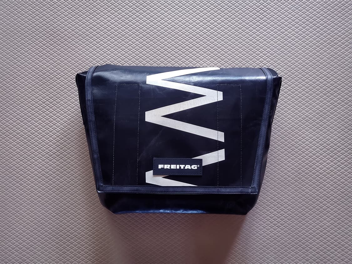 프라이탁 덱스터 올블랙 화이트레터링 (검흰) 상품이미지1