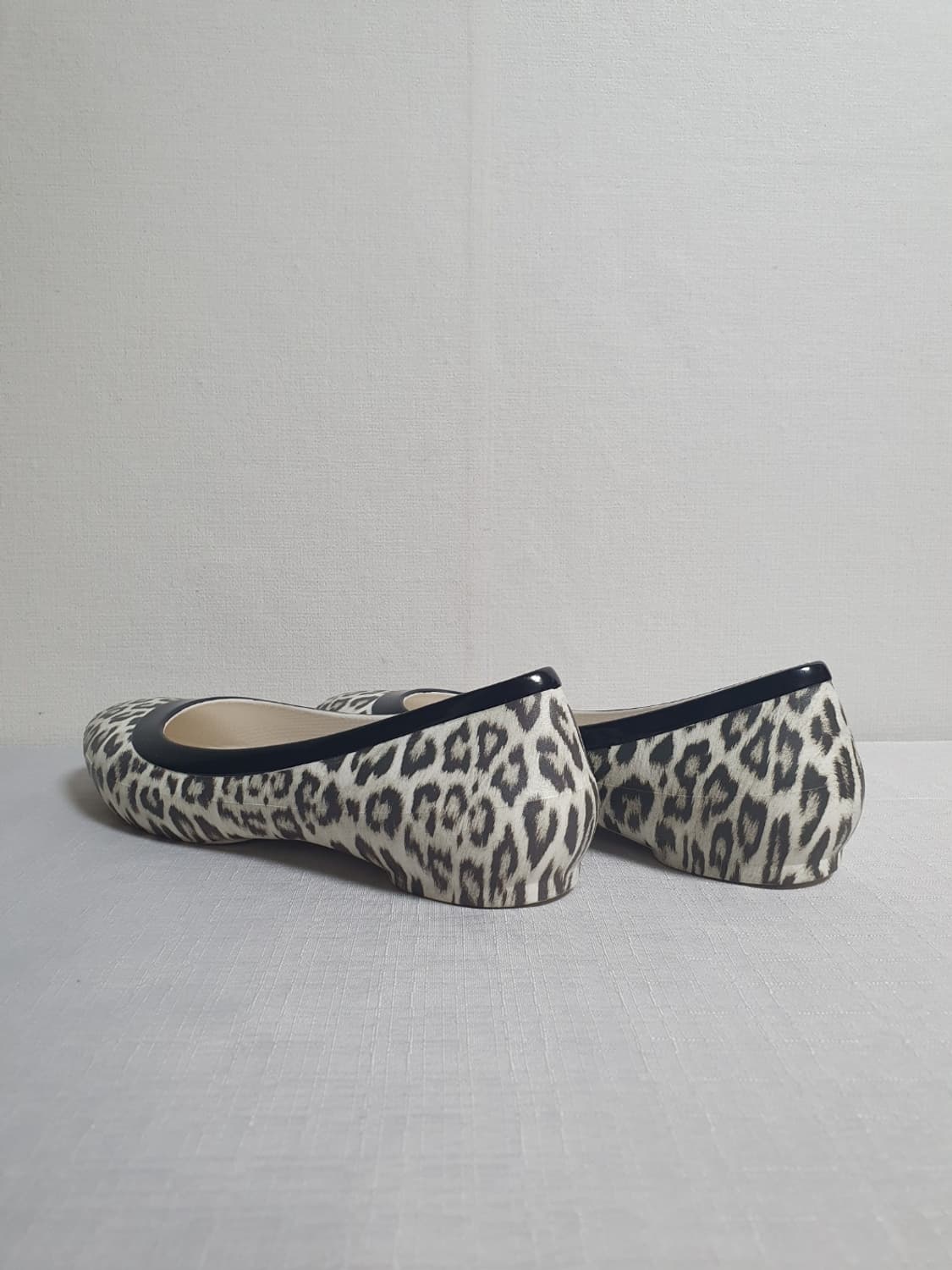 크록스 리나 그래픽 플랫슈즈 레오파드 230mm 상품이미지4