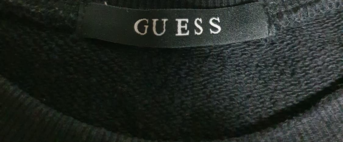 게스 엠보싱 삼각로고 맨투맨 블랙 (S) 상품이미지3