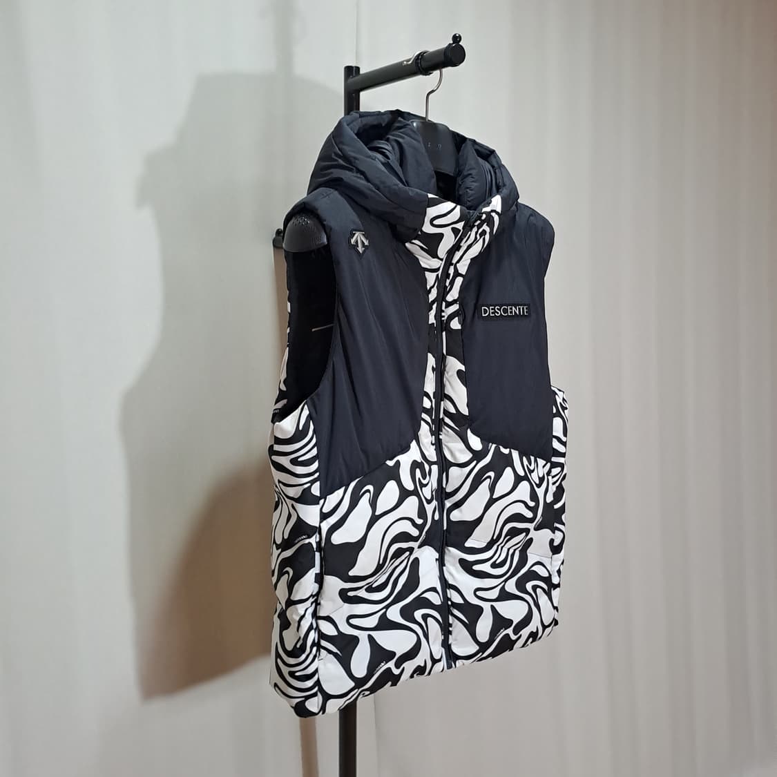 (택포) 데상트 23FW 스위스 스키팀 다운 베스트 패턴 100 B110 상품이미지5