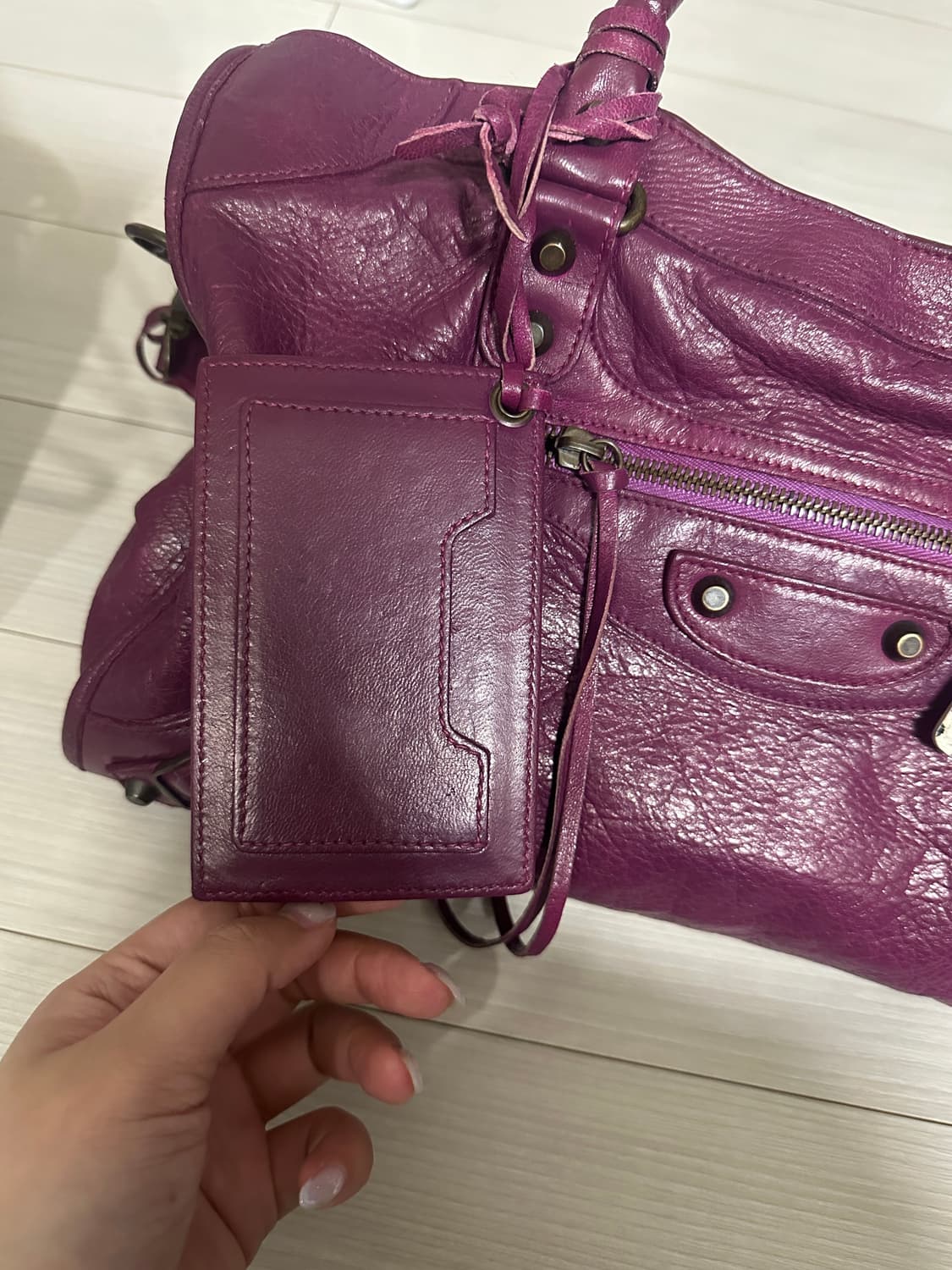 발렌시아가 모터백 미듐 퍼플 와인색 상품이미지3
