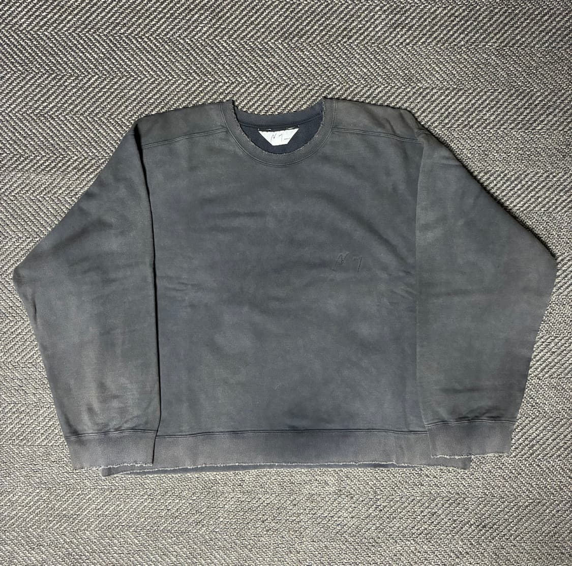 1) ancellm EMBROIDERY UNEVEN SWEAT SHIRT 상품이미지1